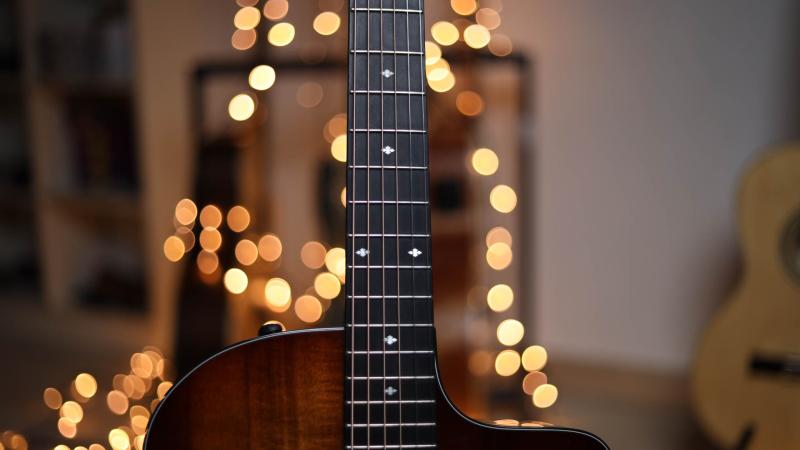 Как научиться играть на гитаре